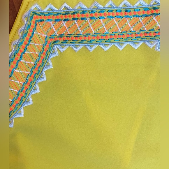 Yellow Gianni Bini Embroidered Split Back Halter Tabk Top/Blouse Size: M - Picture 3 of 5